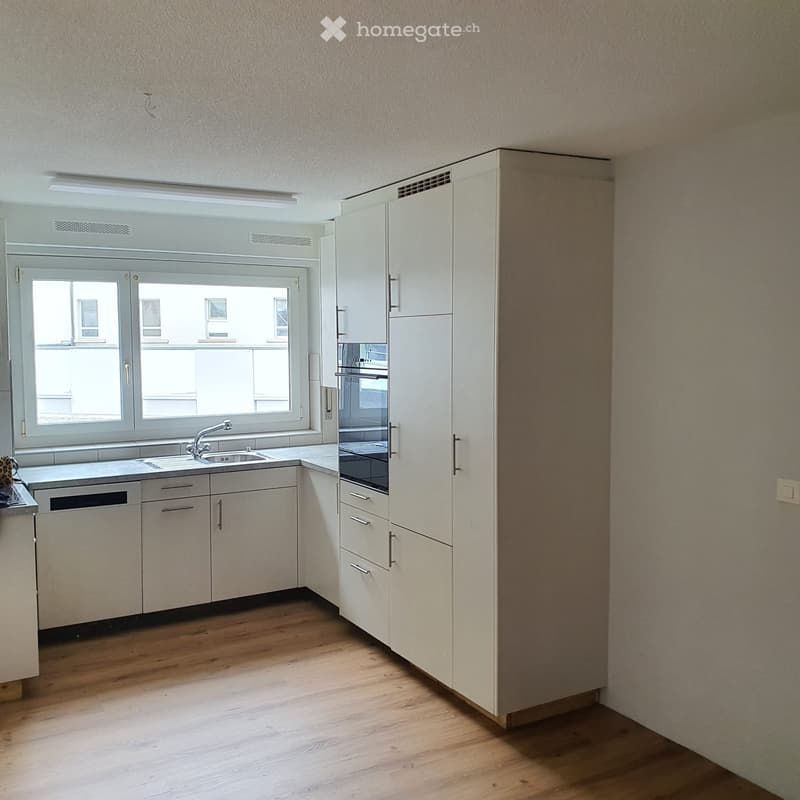 Schöne renovierte 4 Zimmer Wohnung in Naters zu vermieten (2)