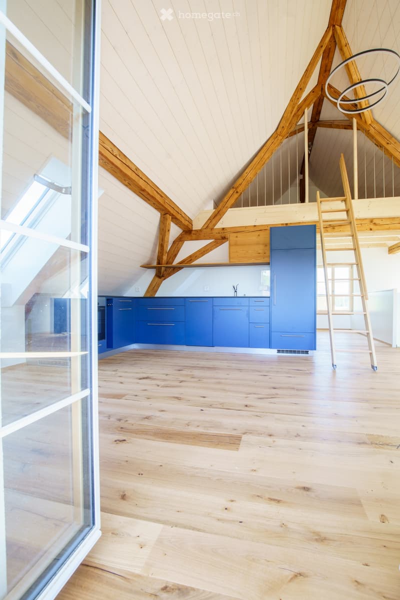 Schöne helle Dachwohnung zu vermieten (2)
