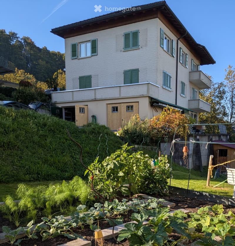 Ab sofort: 4-Zi-Wohnung - mit Garten, Aussicht und Parkplatz (2)