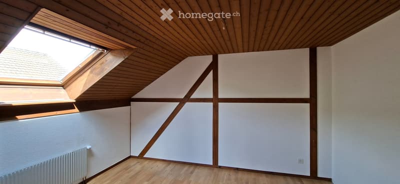 Ab sofort 2.5 Zi Dachwohnung, viel Holz, ruhig, nähe Spital. (4)
