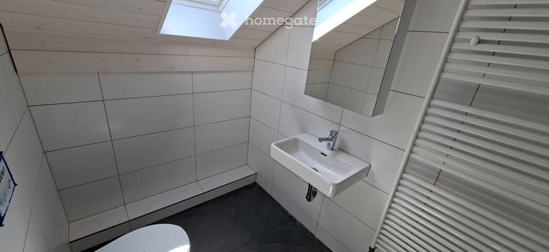 Ab sofort 2.5 Zi Dachwohnung, viel Holz, ruhig, nähe Spital. (5)