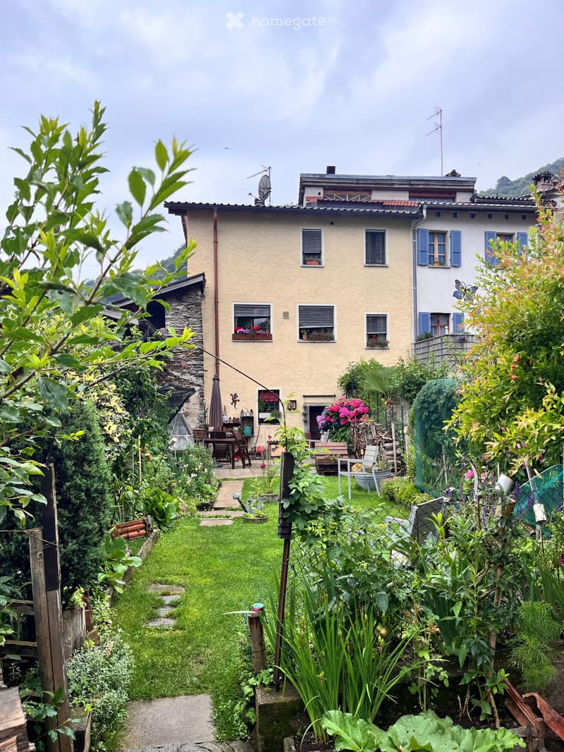 Casa ai margini del nucleo con giardino (1)