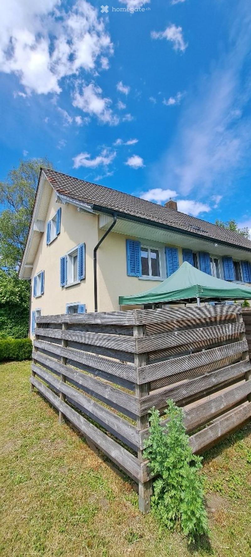 Sonniges Eckhaus mit gedecktem Sitzplatz und Rasenplatz (1)