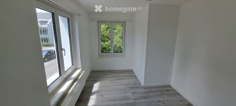 Sonniges Eckhaus mit gedecktem Sitzplatz und Rasenplatz (13)