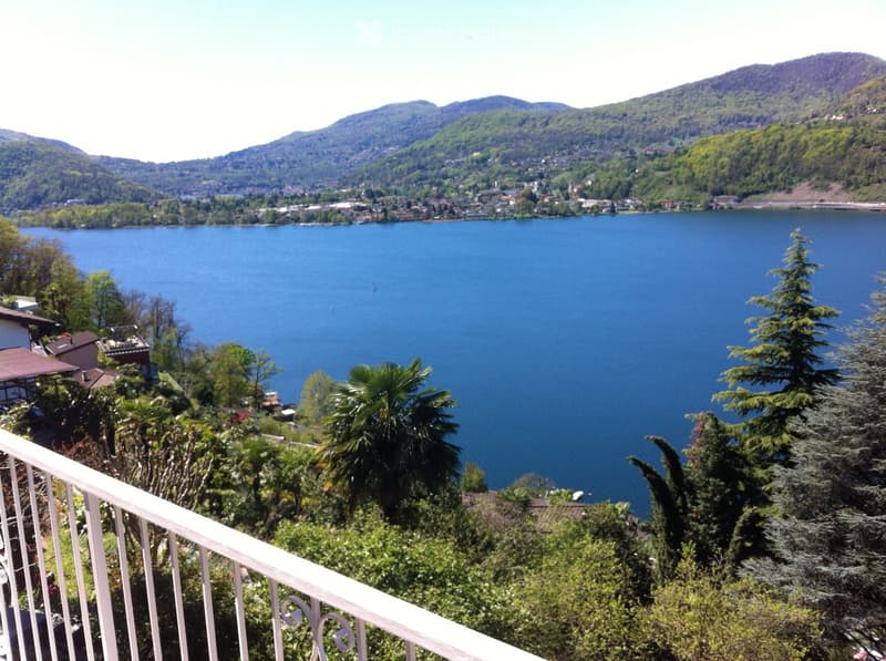 Esclusiva Villa Vista Lago con Dépendance e Spiaggia (2)
