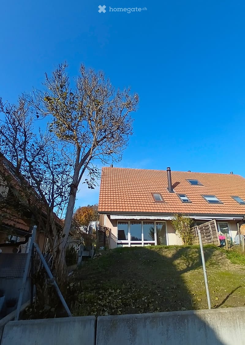Ein ganzes Haus mit Garten im Herzen von 1714 Heitenried (3)
