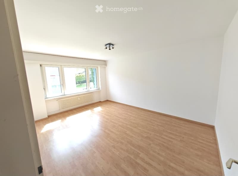 Gepflegte 3-Zimmer-Wohnung mit Balkon & Einstellhallenplatz (4)