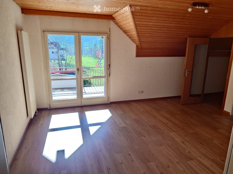 Grosszügige 5,5 Zimmer Dachwohnung in Haslen GL (3)