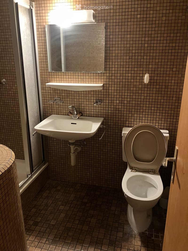 Einfaches Zimmer mit eigenem WC Dusche Sitzplatz (2)