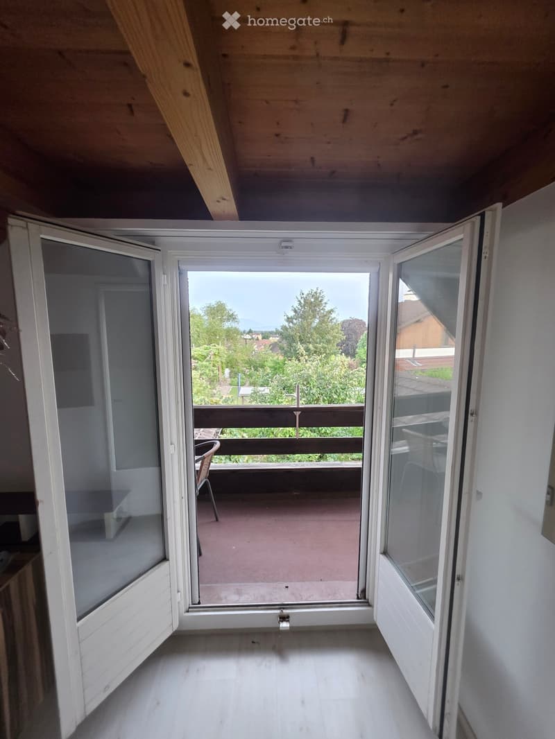 Möbliertes Zimmer mit Balkon und schöner Aussicht (4)
