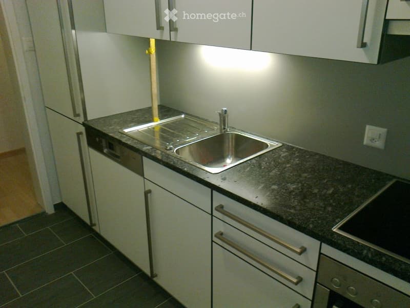 In Kloten 2.5 Zimmer Wohnung sonnig Nähe öffentlich Verkehr. (3)