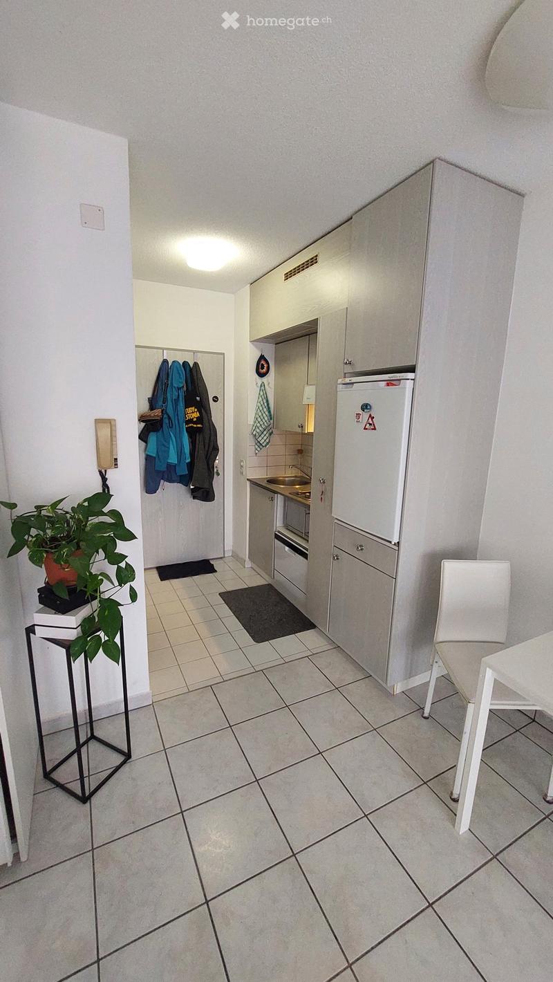 Cerco subentrante monolocale ammobiliato balcone vista lago (3)