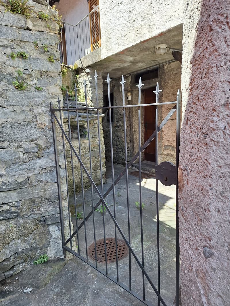Tipica casa ticinese antica (11)