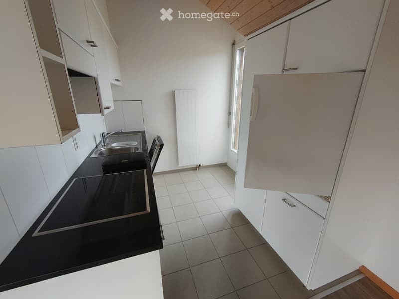 Attraktive 2.5-Zimmer- Dachwohnung mit 3 Balkonen in Uznach (3)