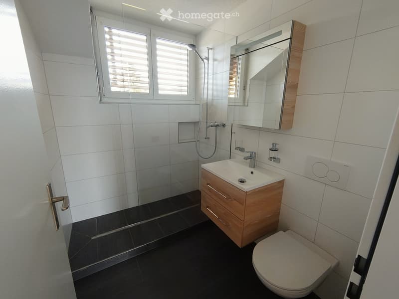 Attraktive 2.5-Zimmer- Dachwohnung mit 3 Balkonen in Uznach (4)