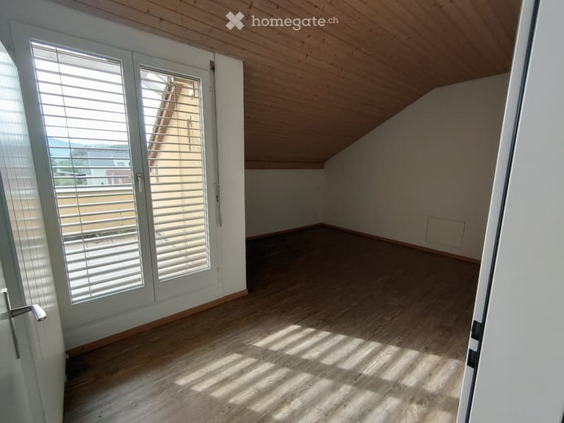 Attraktive 2.5-Zimmer- Dachwohnung mit 3 Balkonen in Uznach (2)