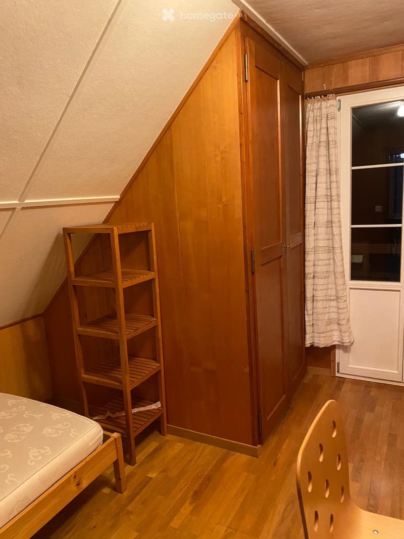kleines rustikales WG-Zimmer mit Balkon (2)