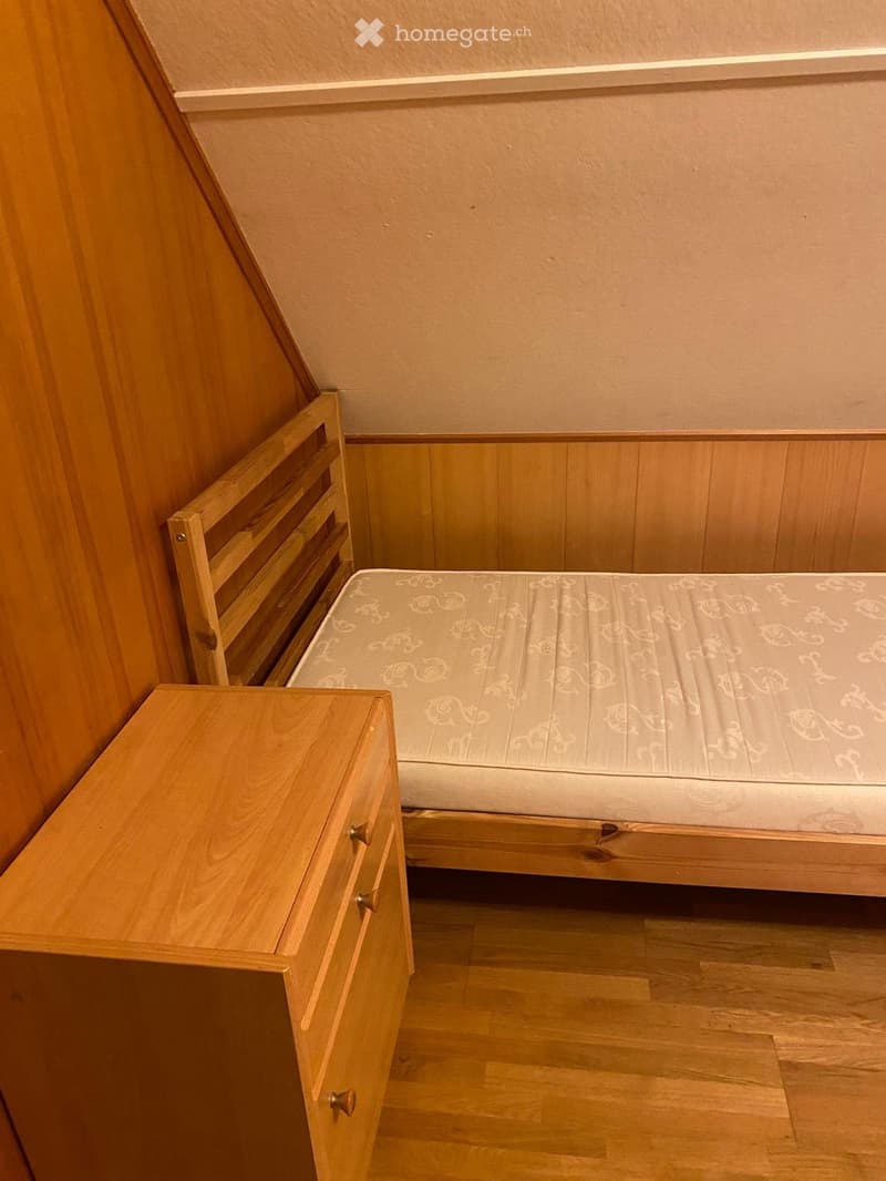 kleines rustikales WG-Zimmer mit Balkon (3)