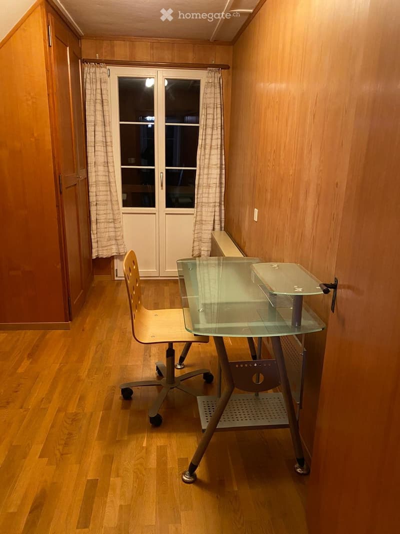 kleines rustikales WG-Zimmer mit Balkon (4)