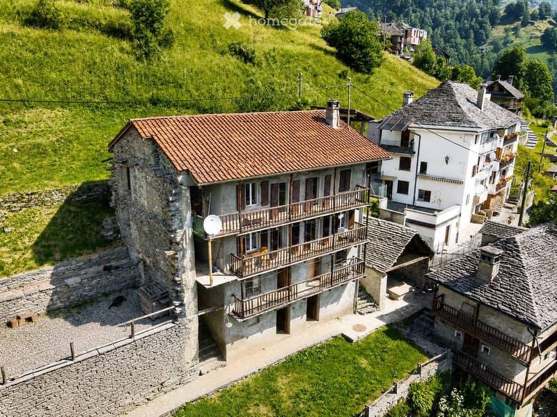 Casa ticinese con due appartamenti ristrutturati (1)