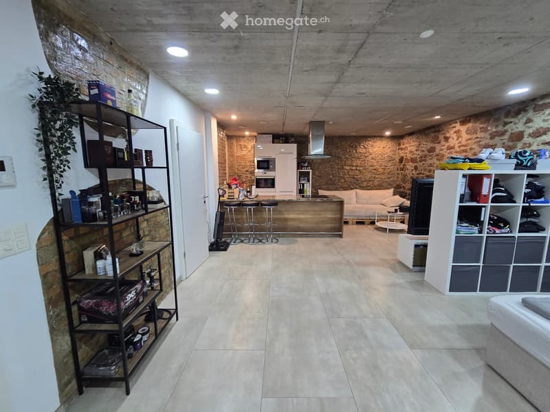 Moderne 1.5-Zimmer-Loft mit Natursteinwänden & Kochinsel (2)