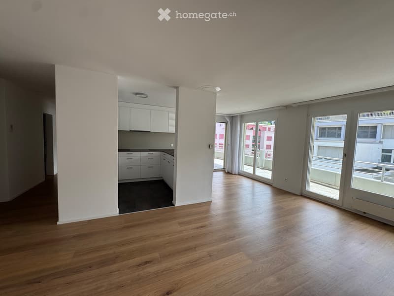 Exklusive 3.5 Zimmer-Wohung mit grossem Balkon. (3)