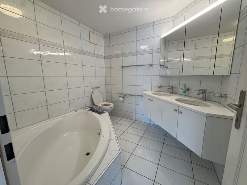 Exklusive 3.5 Zimmer-Wohung mit grossem Balkon. (6)