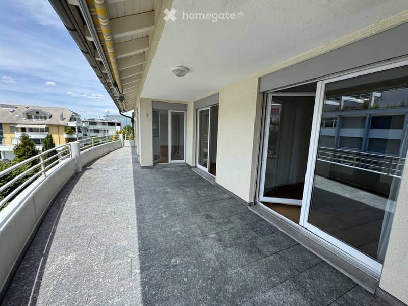 Exklusive 3.5 Zimmer-Wohung mit grossem Balkon. (12)