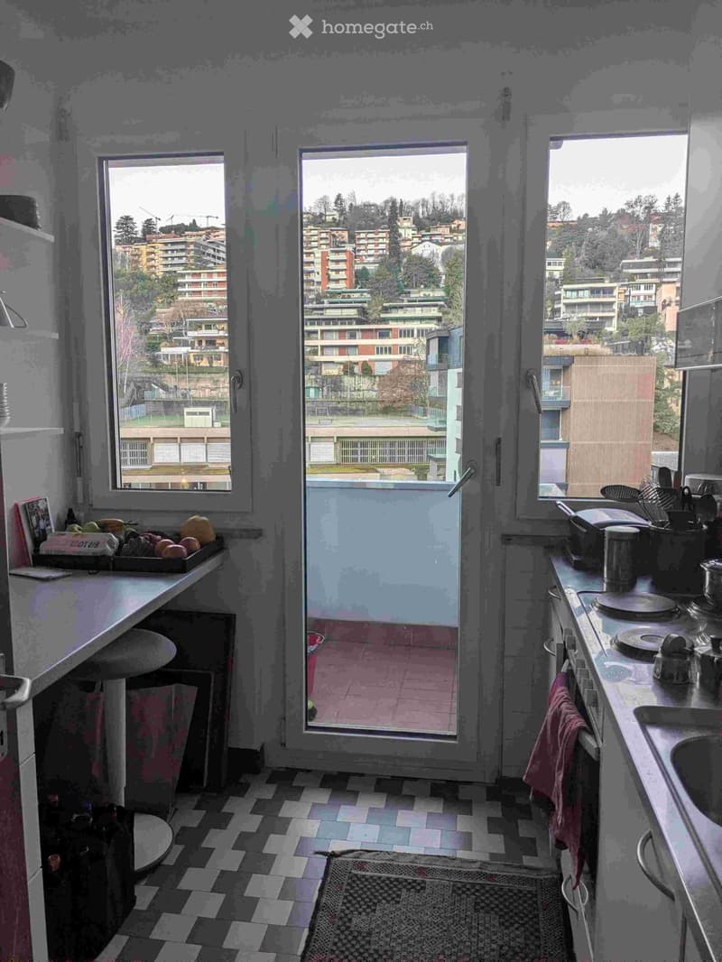 Luminosa camera in affitto (5 piano, vista e balcone) (7)