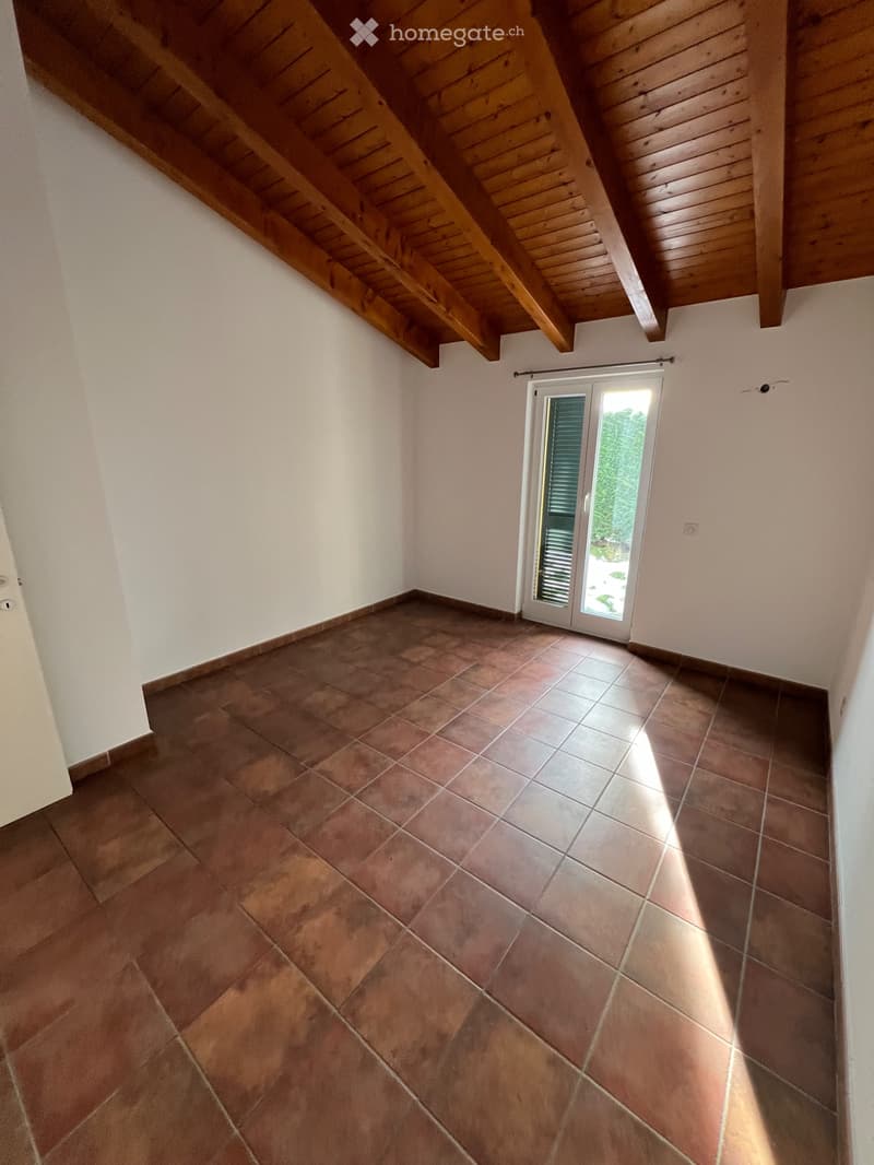 Subentrante per ampio appartamento con giardino privato (3)
