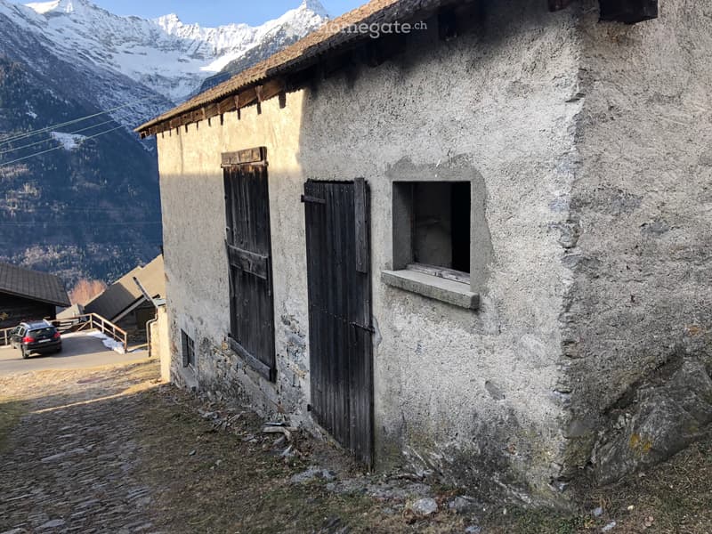 Vendesi a Sobrio stalla da ristrutturare (2)
