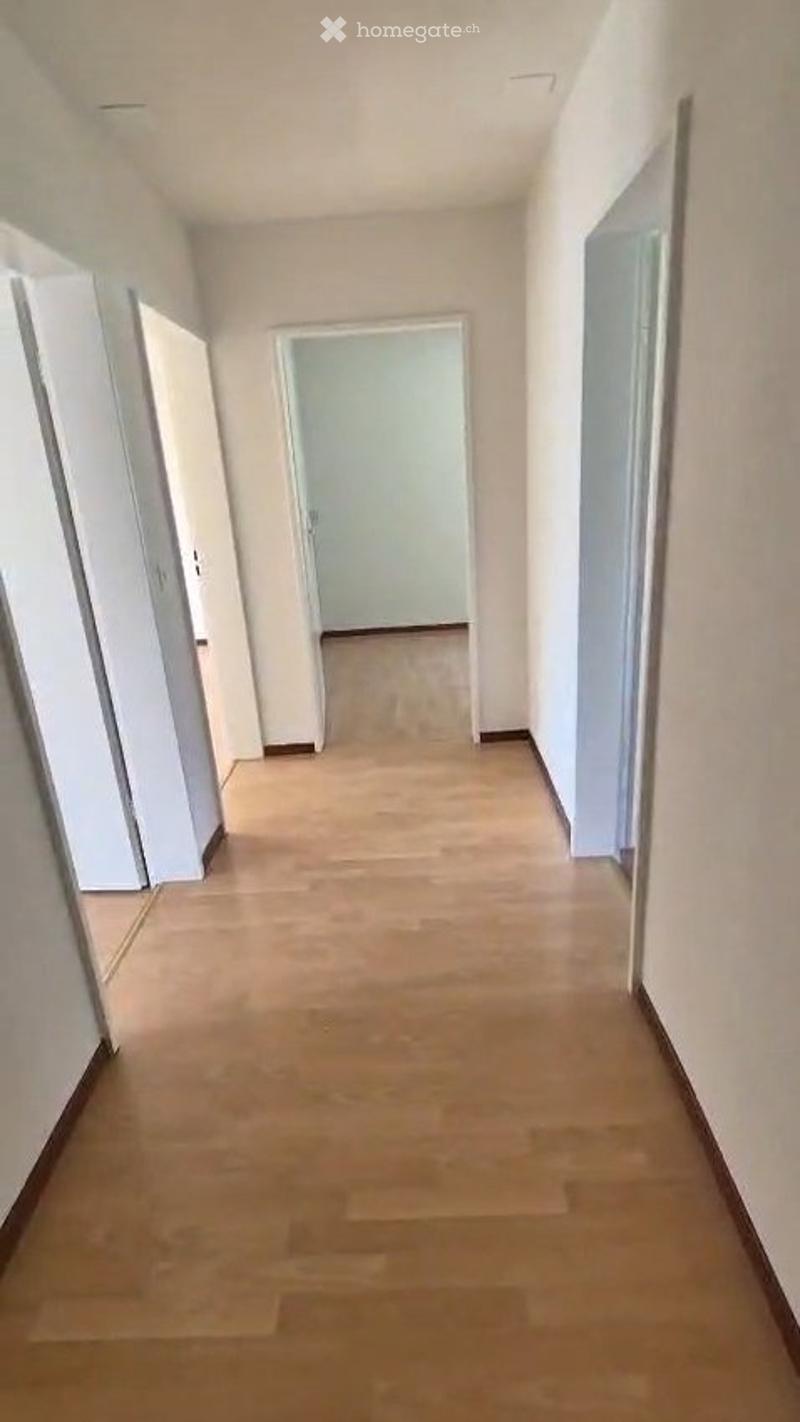Grosse 3,5 Zimmer Wohnung mit Balkon (3)
