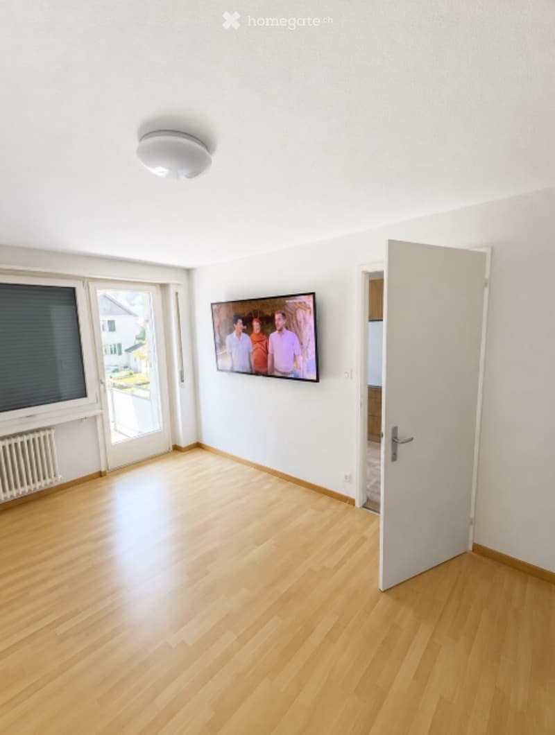 Helle 2,5-Zimmer-Wohnung mit Balkon und Parkplatz - 01.10.26 (1)