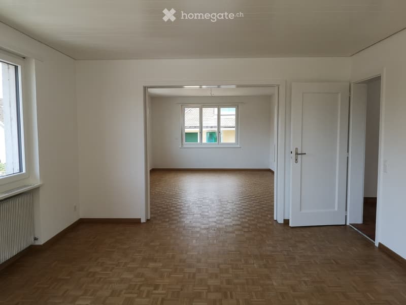 Grosse 4-Zimmer-Wohnung mit Balkon und Parkplatz (2)