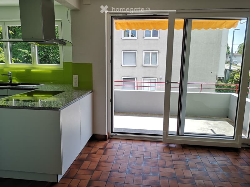 Grosse 4-Zimmer-Wohnung mit Balkon und Parkplatz (4)