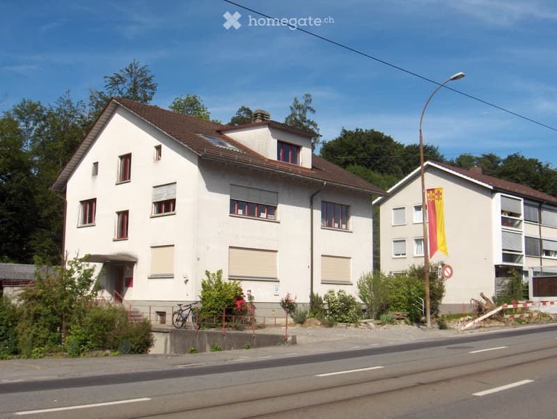 Grosse 4-Zimmer-Wohnung mit Balkon und Parkplatz (1)