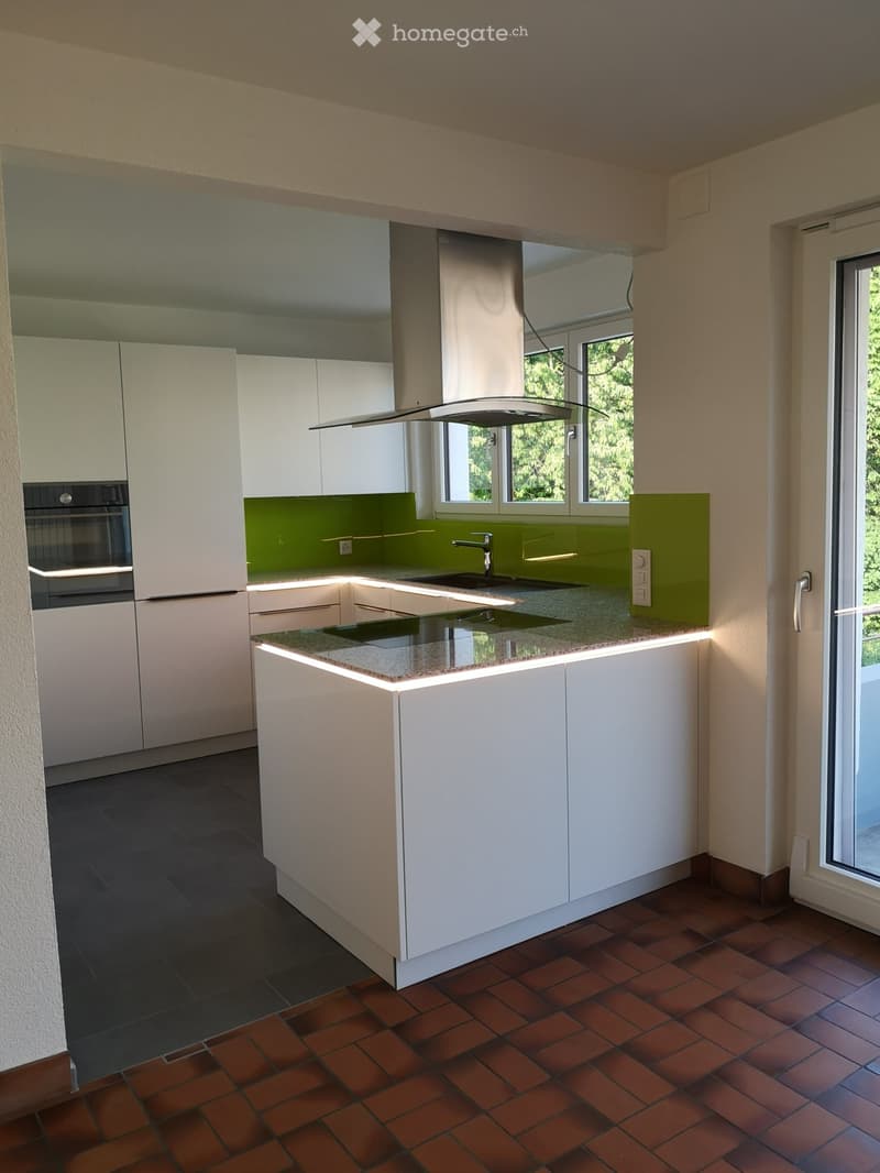 Grosse 4-Zimmer-Wohnung mit Balkon und Parkplatz (3)