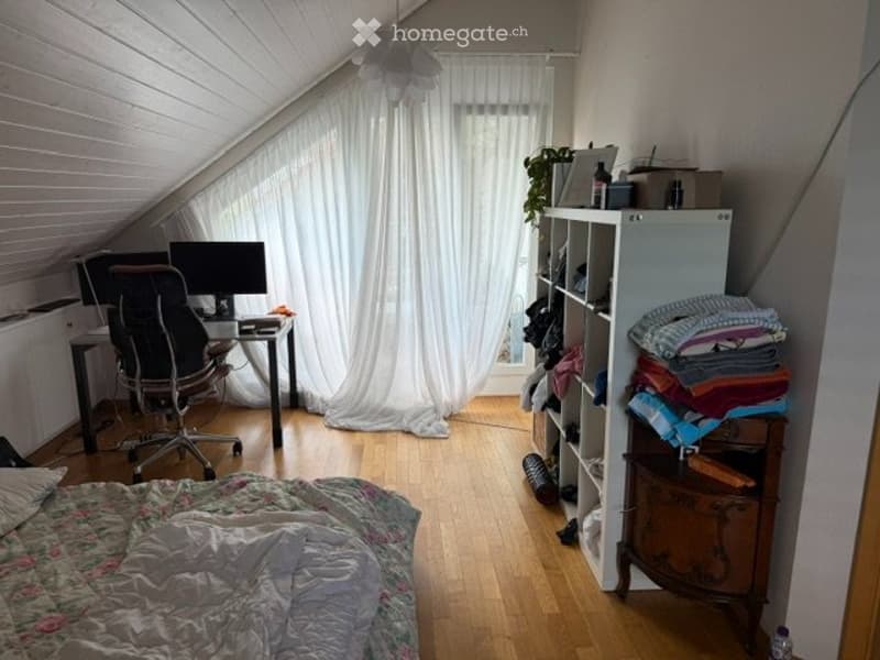 Grosses Zimmer mit eigenem Bad in Dachgeschosswohnung (3)