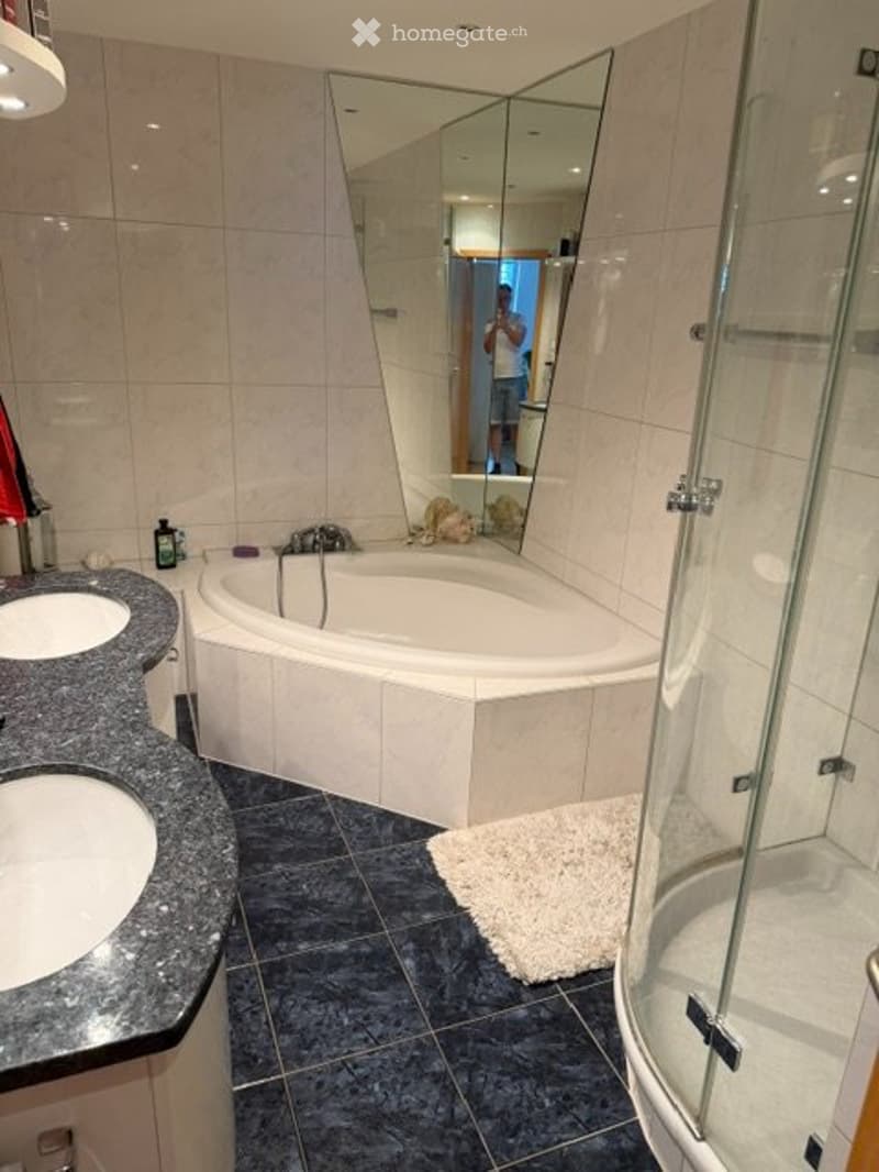 Grosses Zimmer mit eigenem Bad in Dachgeschosswohnung (4)