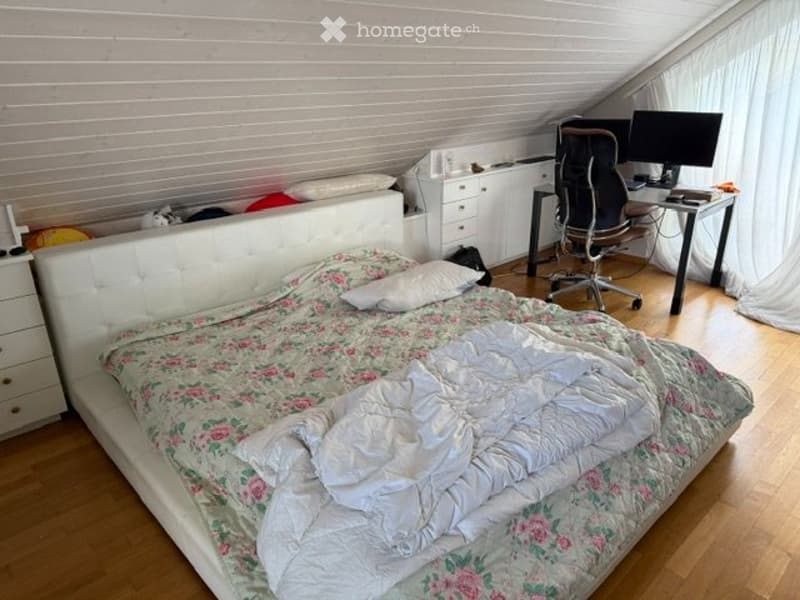 Grosses Zimmer mit eigenem Bad in Dachgeschosswohnung (2)