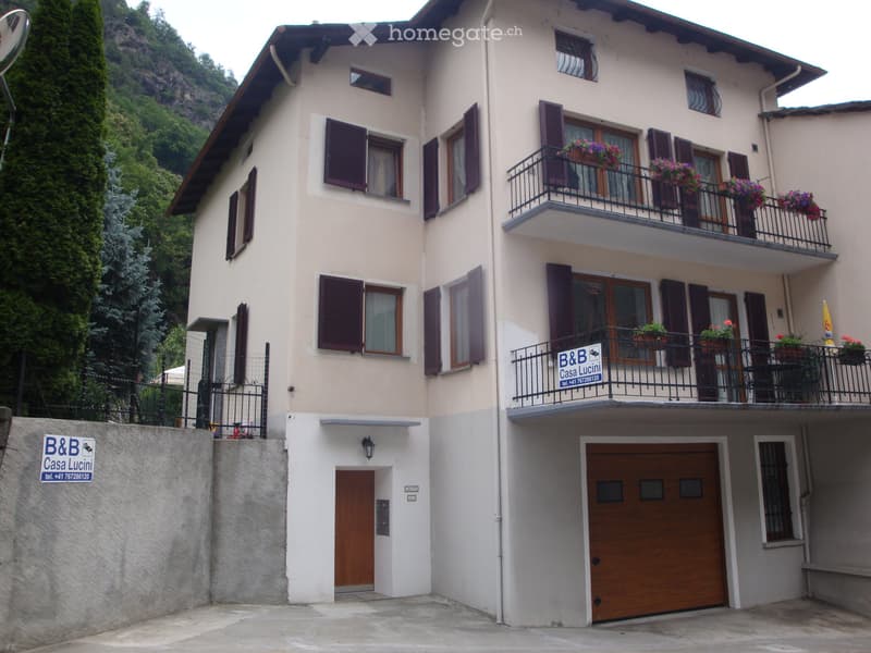 Casa con 3 appartamenti, garage,giardino. (1)