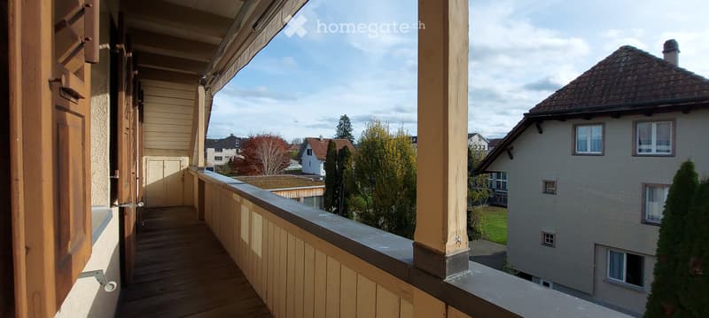 Dachwohnung 3.5 Zi, neu renoviert. Laube, Sitzplatz, Garten (5)