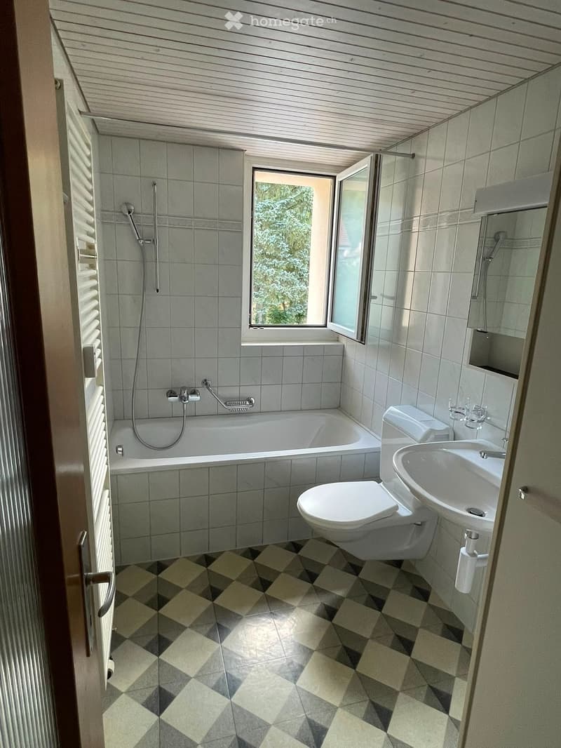 Helle, frisch renovierte 4-Zimmer-Wohnung mit Balkon (2)