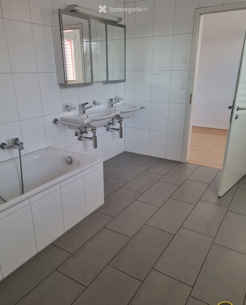 Grosse Wohnung mit Lift und grossem Balkon (4)