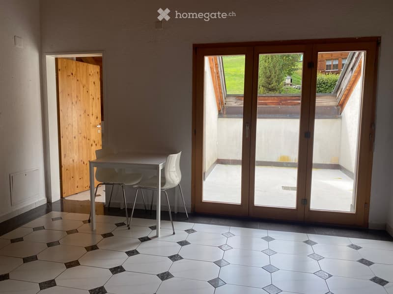 Möblierte Dachwohnung mit sonnigem Balkon und Sichtbalken (5)