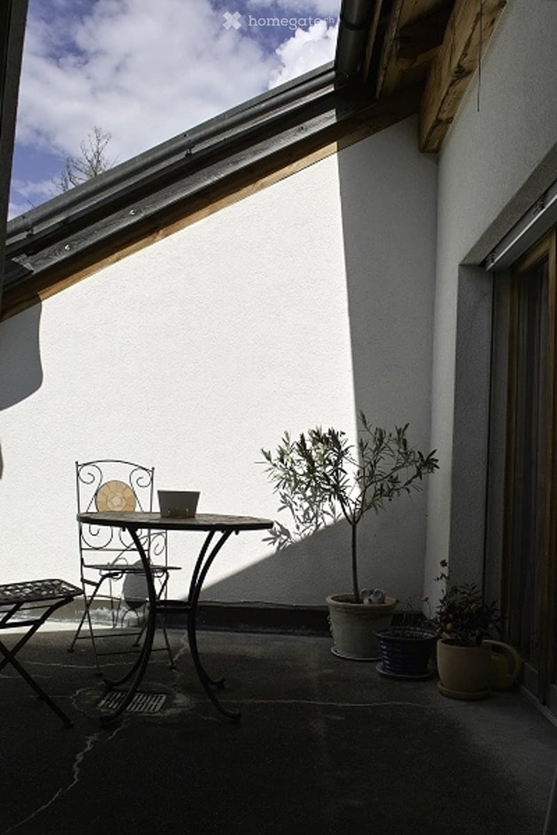 Möblierte Dachwohnung mit sonnigem Balkon und Sichtbalken (1)