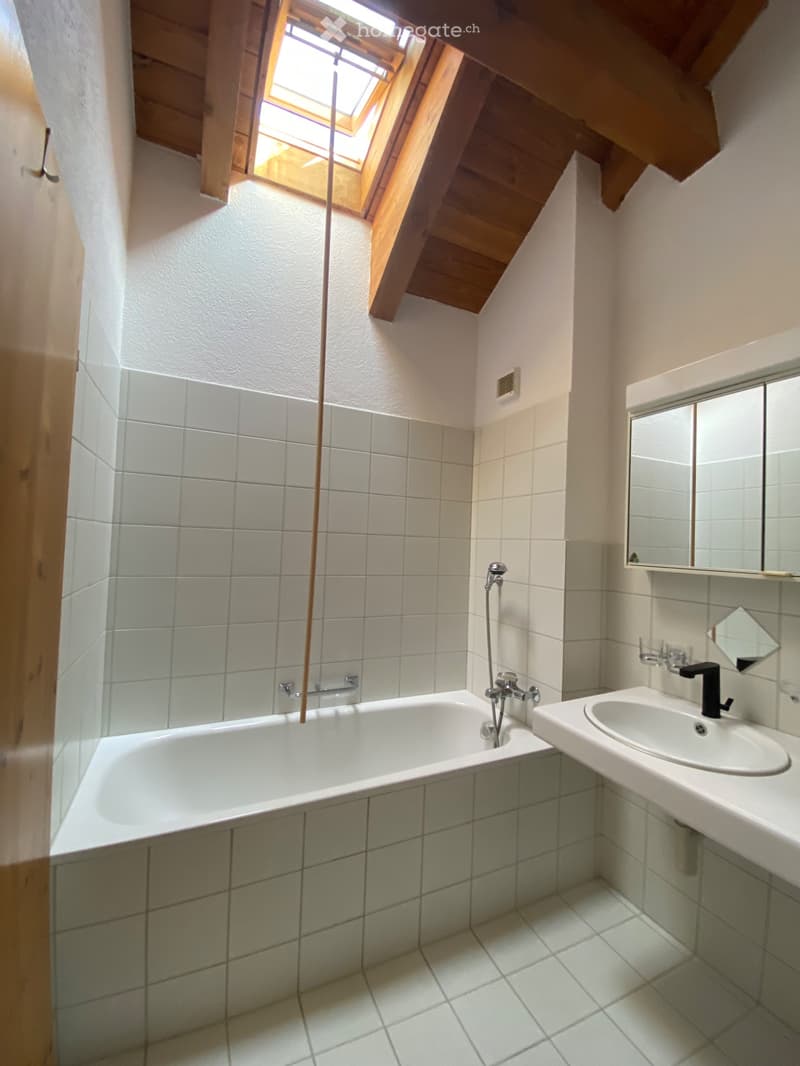 Möblierte Dachwohnung mit sonnigem Balkon und Sichtbalken (4)