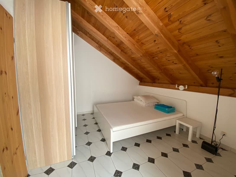 Möblierte Dachwohnung mit sonnigem Balkon und Sichtbalken (3)