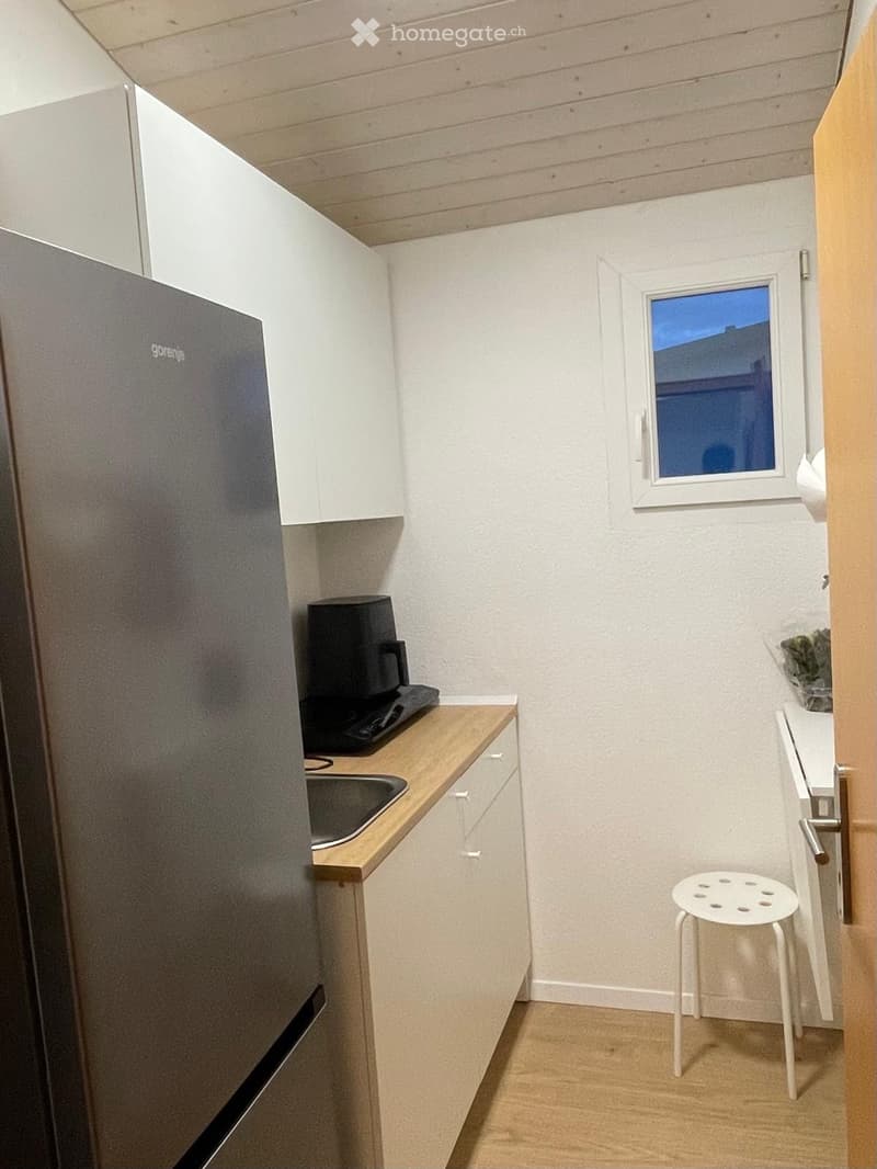 Möbliertes Einzelzimmer mit Gemeinschaftsbad und -küche (2)