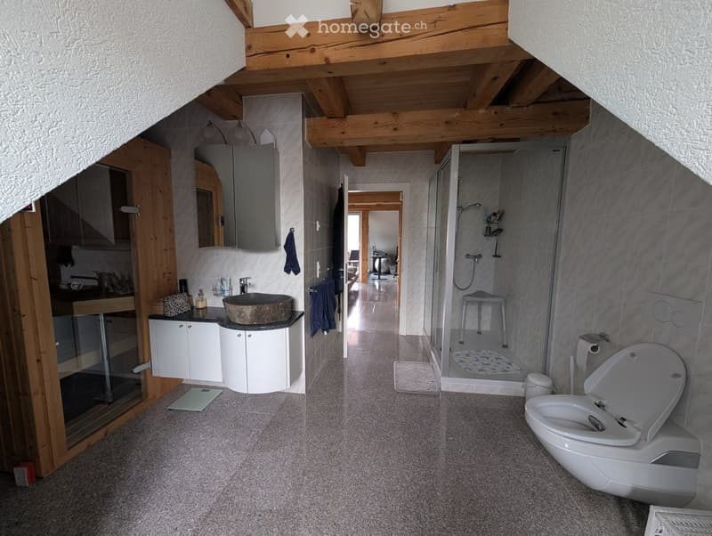 2.5-Zimmer-Dachwohnung mit Galerie und Sauna in Spiez (2)